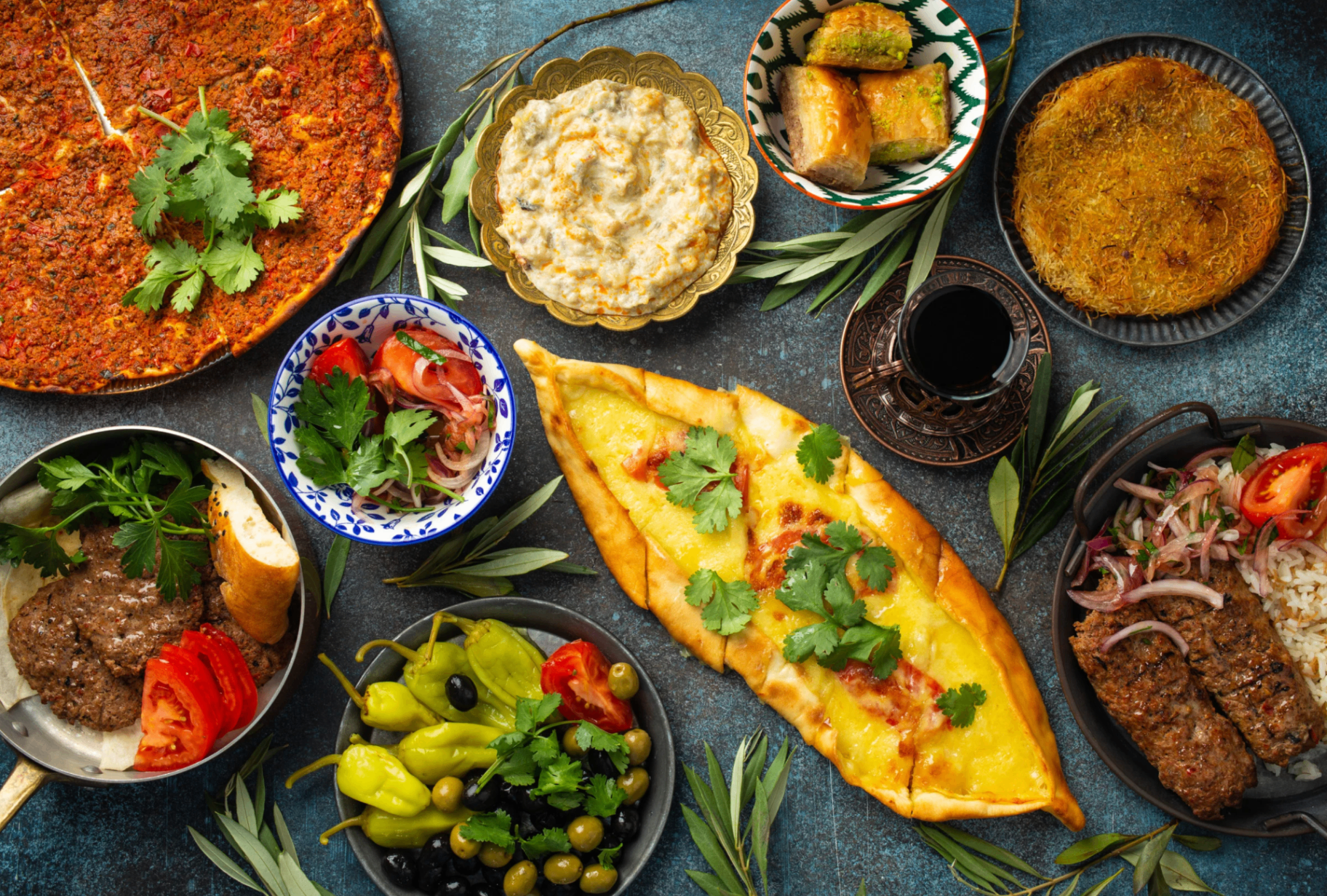 Warmer orientalischer Markt mit Gewürzen und Laternen